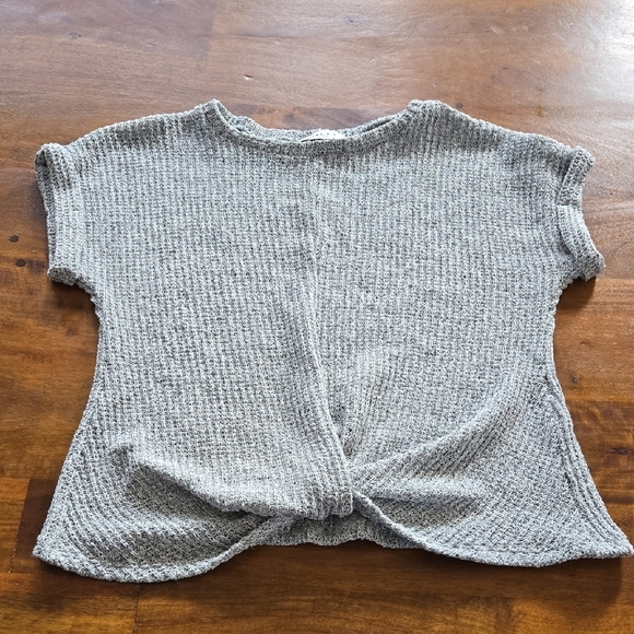 Gilli Sweaters - Gilli Short Sleeve Twisted Front Gray Sqeater Size Medium